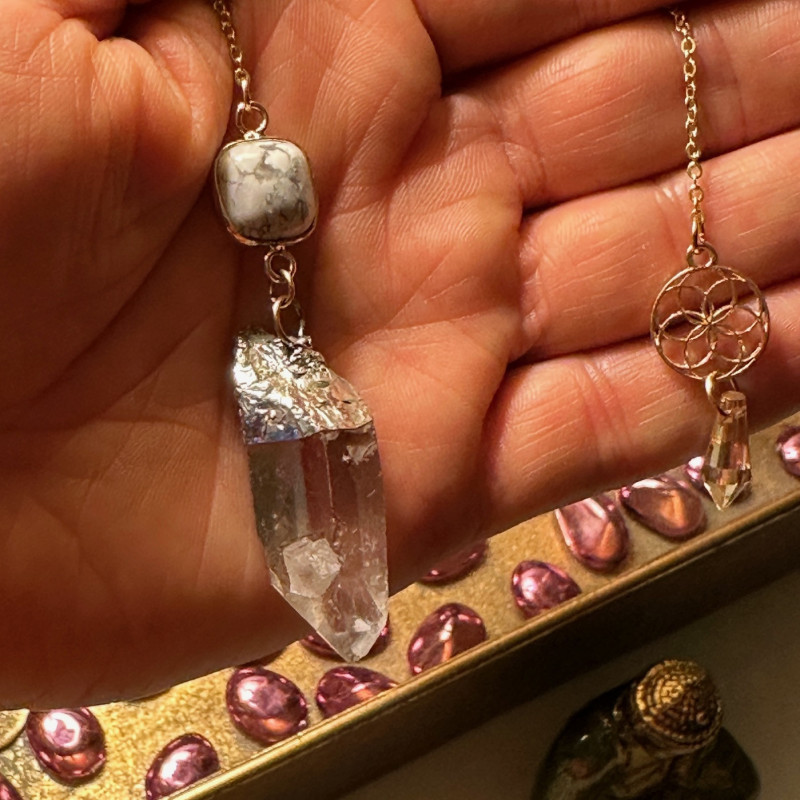 Pendule en Cristal de Roche et Howlite Pendule en Cristal de Roche et Howlite